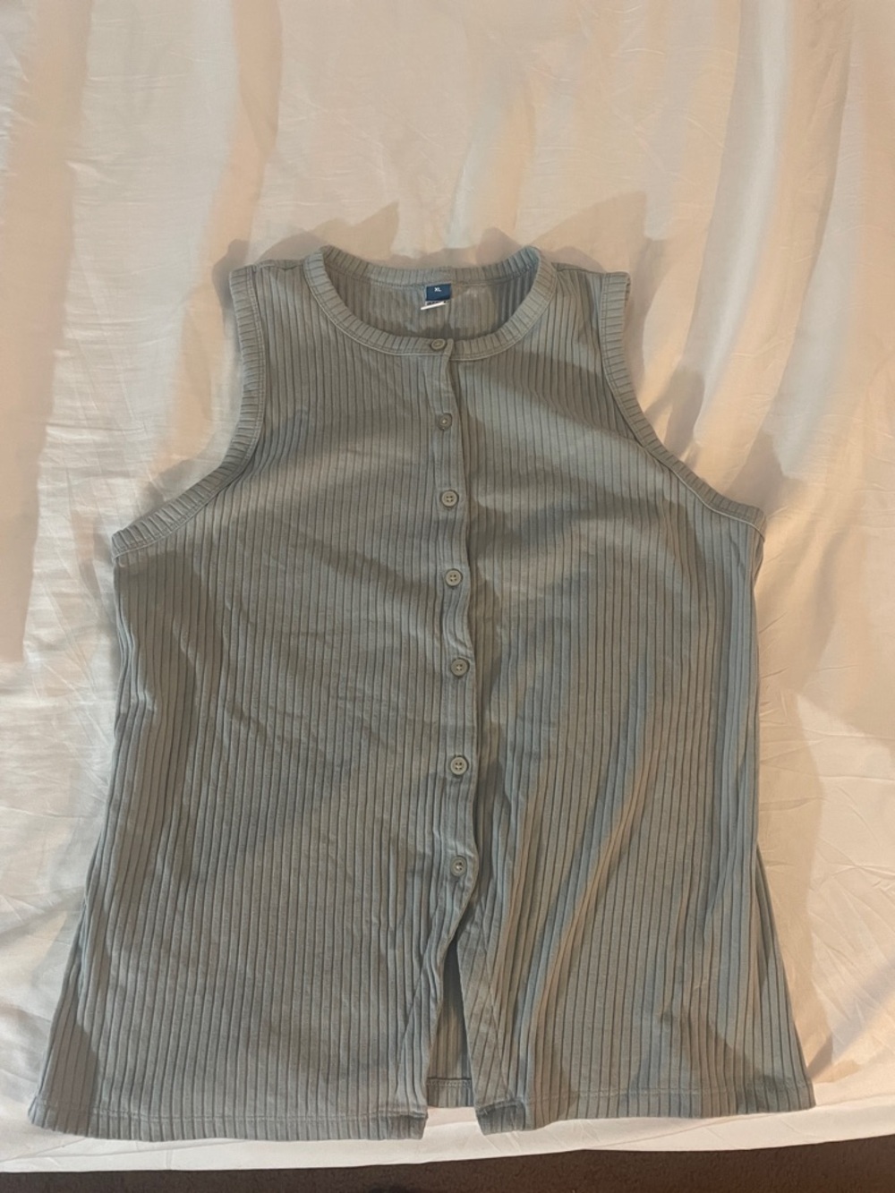 Old Navy Sleeveless Ribbed Button-Down Tank in Light Gray